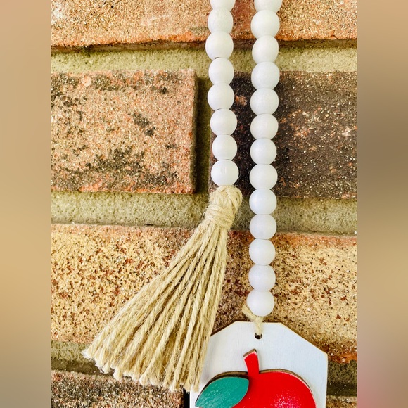 *White Beaded “Farm Fresh” Apple Tag Garland - Picture 6 of 13